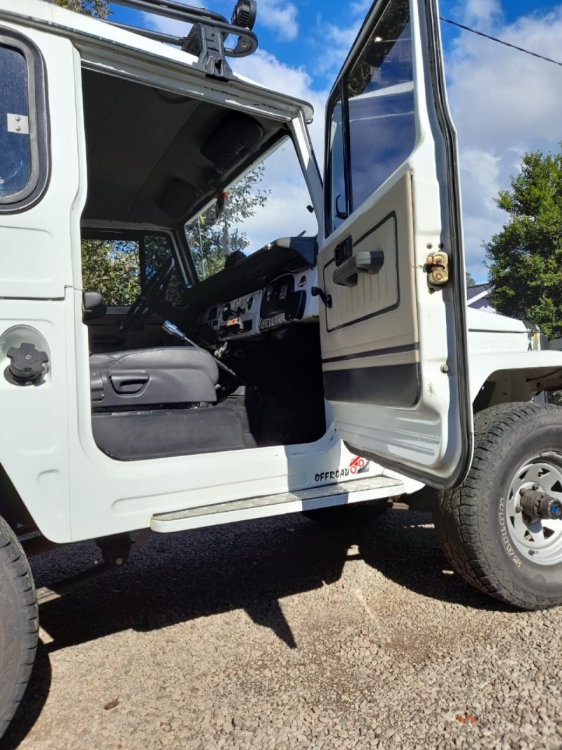 BANDEIRANTE 3.7 BJ50LV 4X4 TETO RIGIDO DIESEL 2P MANUAL - 1994 - FARROUPILHA