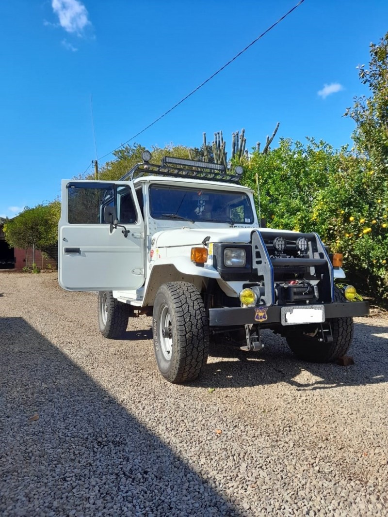 bandeirante 3.7 bj50lv 4x4 teto rigido diesel 2p manual 1994 farroupilha