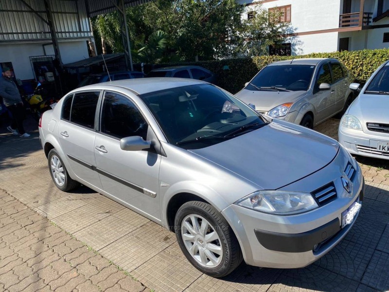 megane 2.0 dynamique sedan 16v gasolina 4p automatico 2011 bom principio