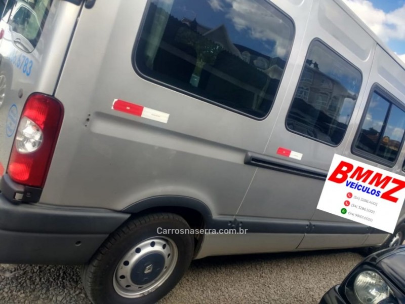 MASTER 2.5 DCI MINIBUS L3H2 16 LUGARES 16V DIESEL 3P MANUAL - 2013 - GRAMADO