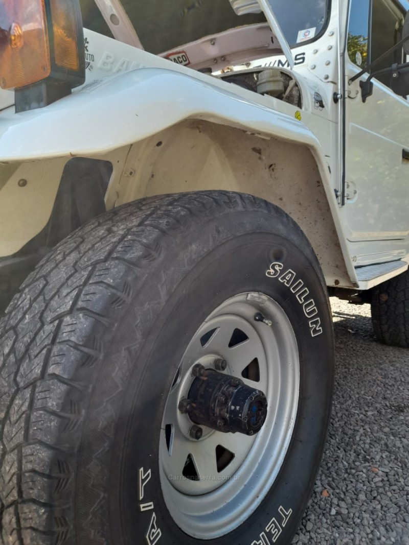 BANDEIRANTE 3.7 BJ50LV 4X4 TETO RIGIDO DIESEL 2P MANUAL - 1994 - FARROUPILHA