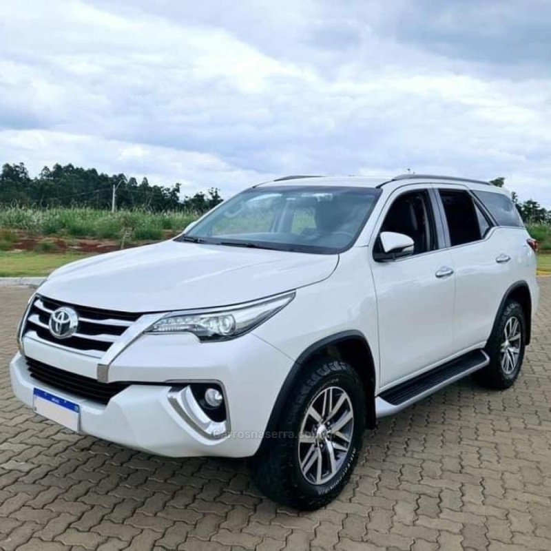 HILUX SW4 4.0 SRX 4X4 7 LUGARES V6 24V GASOLINA 4P AUTOMÁTICO - 2016 - LAJEADO