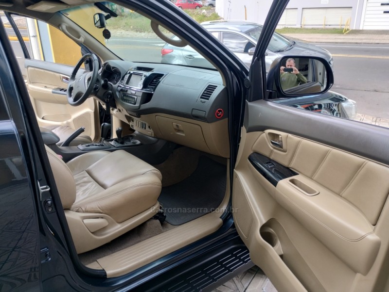 HILUX SW4 3.0 SRV 4X4 7 LUGARES 16V TURBO INTERCOOLER DIESEL 4P AUTOMÁTICO - 2013 - CAXIAS DO SUL