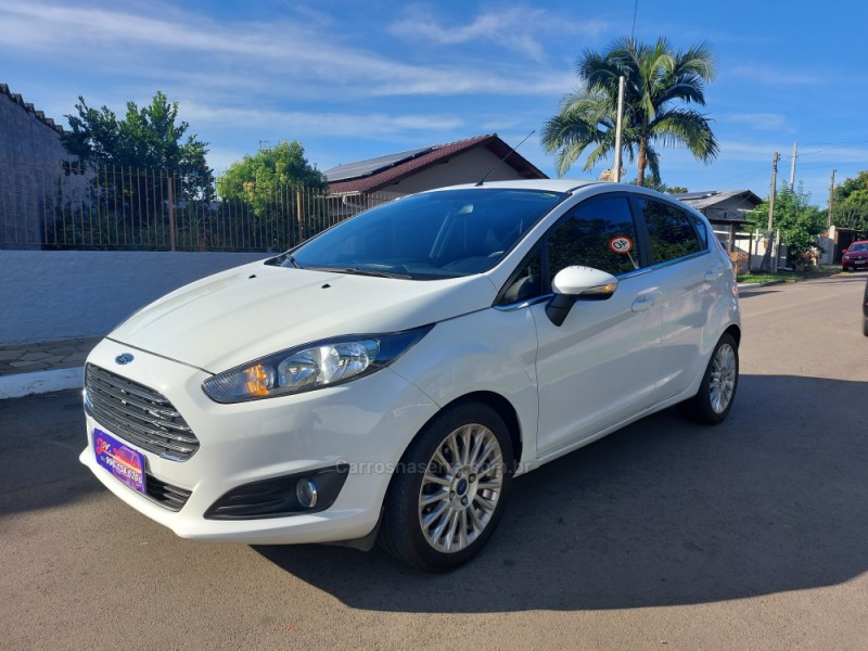 FIESTA 1.6 TITANIUM PLUS HATCH 16V FLEX 4P AUTOMÁTICO - 2017 - PORTãO