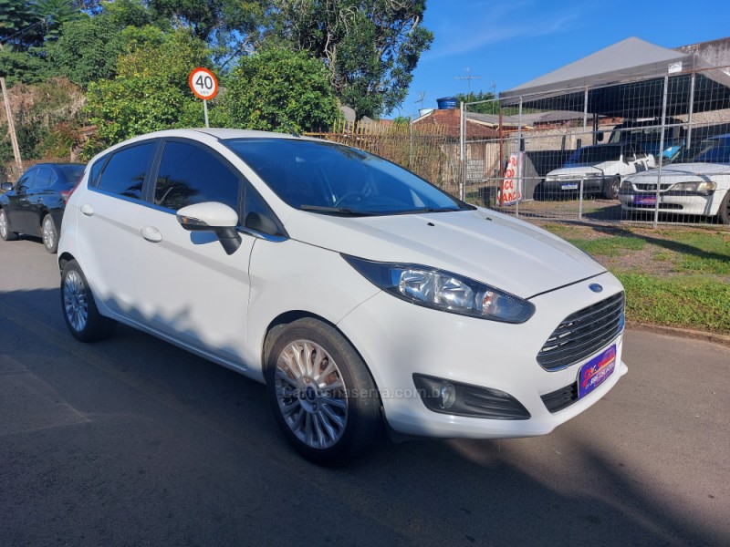 FIESTA 1.6 TITANIUM PLUS HATCH 16V FLEX 4P AUTOMÁTICO - 2017 - PORTãO