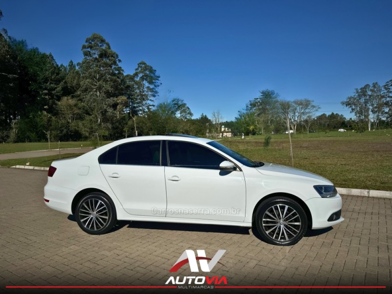 JETTA 2.0 TSI HIGHLINE 211CV GASOLINA 4P DSG - 2014 - SAPIRANGA