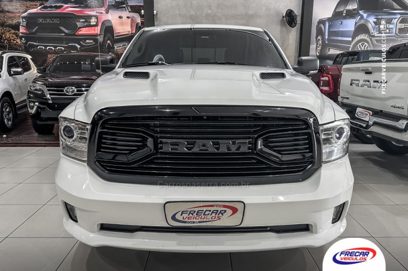 CLASSIC 5.7 V8 GASOLINA LARAMIE NIGHT EDITION CD 4X4 AUTOMÁTICO - 2022 - SARANDI