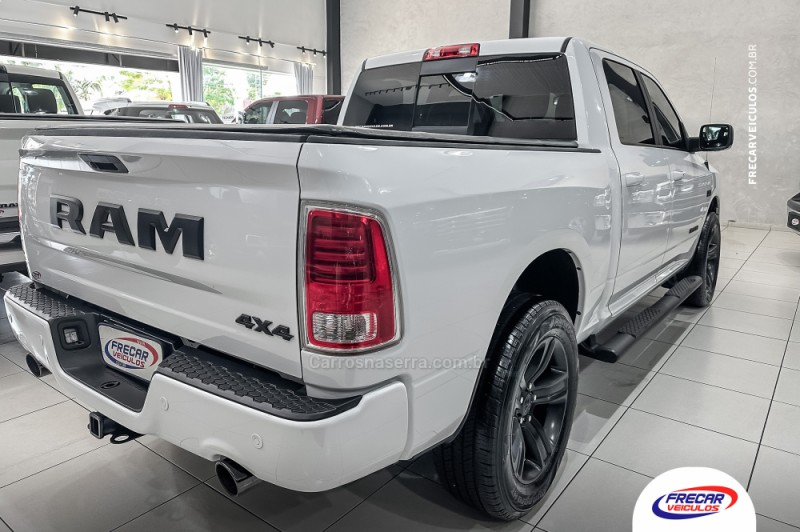 CLASSIC 5.7 V8 GASOLINA LARAMIE NIGHT EDITION CD 4X4 AUTOMÁTICO - 2022 - SARANDI