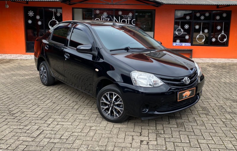 etios 1.5 xs sedan 16v flex 4p manual 2017 canela