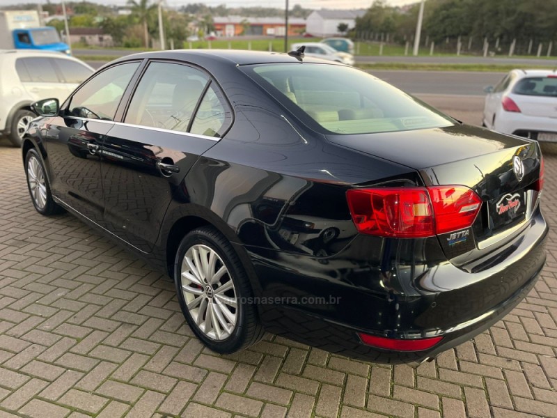 JETTA 2.0 TSI HIGHLINE 200CV GASOLINA 4P TIPTRONIC - 2011 - PAROBé