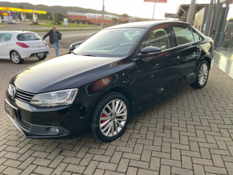 JETTA 2.0 TSI HIGHLINE 200CV GASOLINA 4P TIPTRONIC - 2011 - PAROBé