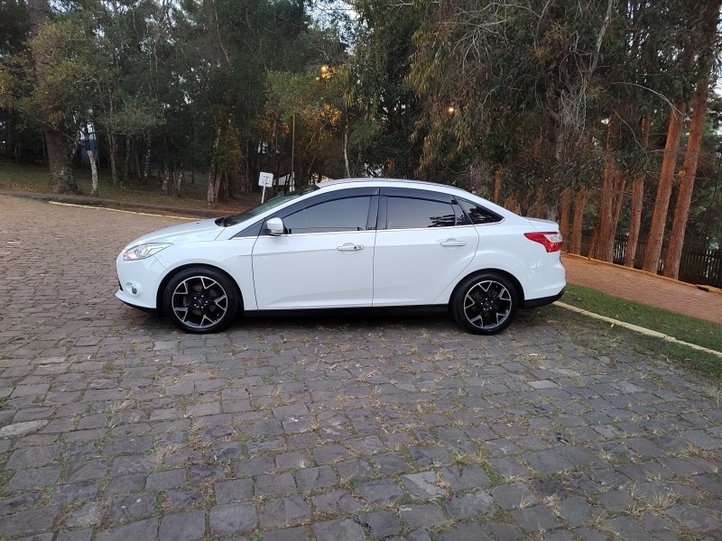 FOCUS 2.0 TITANIUM SEDAN 16V FLEX 4P AUTOMÁTICO - 2014 - CAXIAS DO SUL