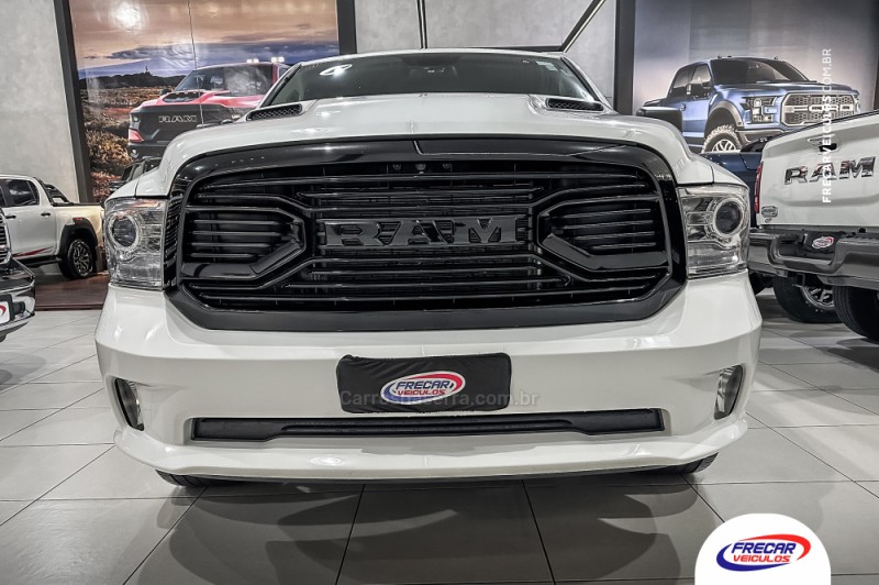 CLASSIC 5.7 V8 GASOLINA LARAMIE NIGHT EDITION CD 4X4 AUTOMÁTICO - 2022 - SARANDI