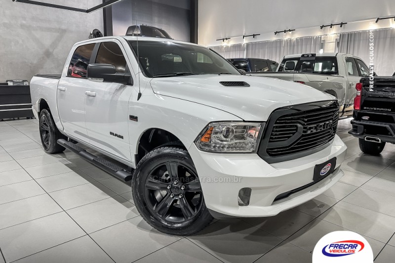 CLASSIC 5.7 V8 GASOLINA LARAMIE NIGHT EDITION CD 4X4 AUTOMÁTICO - 2022 - SARANDI