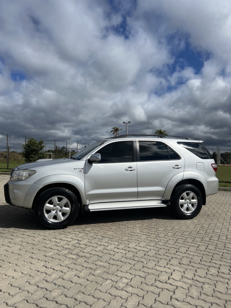 HILUX SW4 3.0 SRV 4X4 7 LUGARES 16V TURBO INTERCOOLER DIESEL 4P AUTOMÁTICO - 2011 - ANTôNIO PRADO