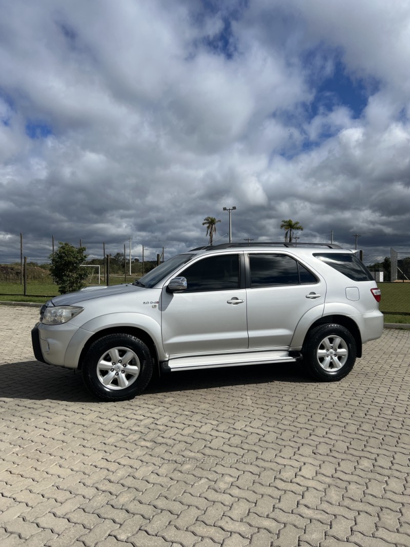 HILUX SW4 3.0 SRV 4X4 7 LUGARES 16V TURBO INTERCOOLER DIESEL 4P AUTOMÁTICO - 2011 - ANTôNIO PRADO