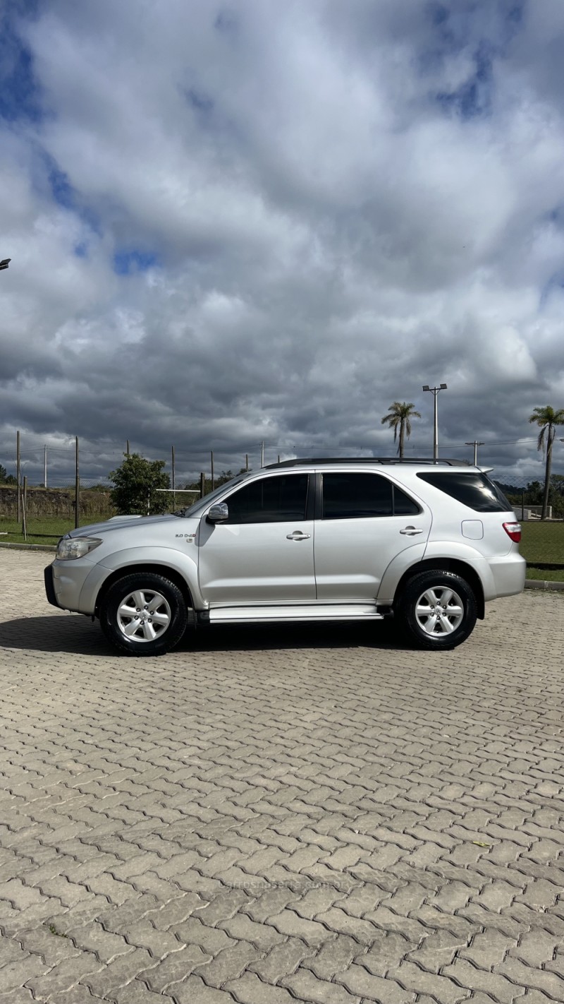 HILUX SW4 3.0 SRV 4X4 7 LUGARES 16V TURBO INTERCOOLER DIESEL 4P AUTOMÁTICO - 2011 - ANTôNIO PRADO