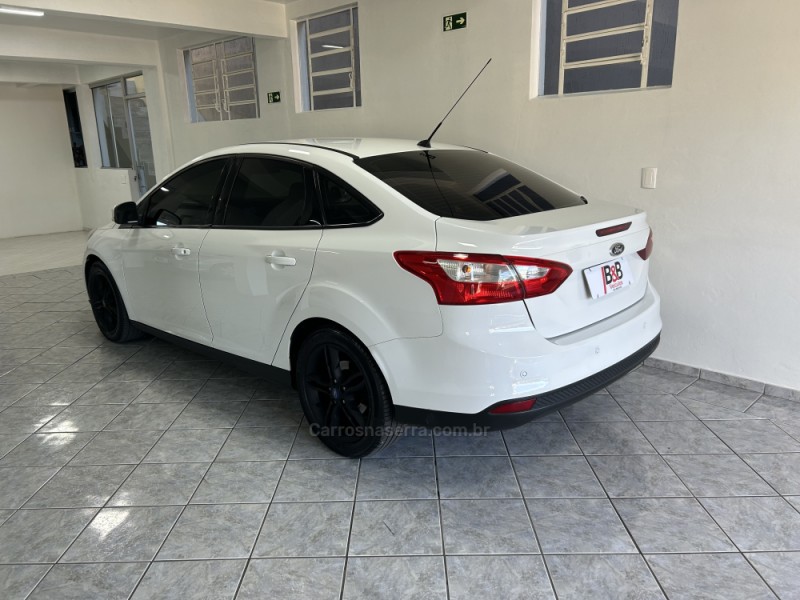 FOCUS 2.0 SE PLUS 16V FLEX 4P AUTOMÁTICO - 2015 - NOVA PRATA