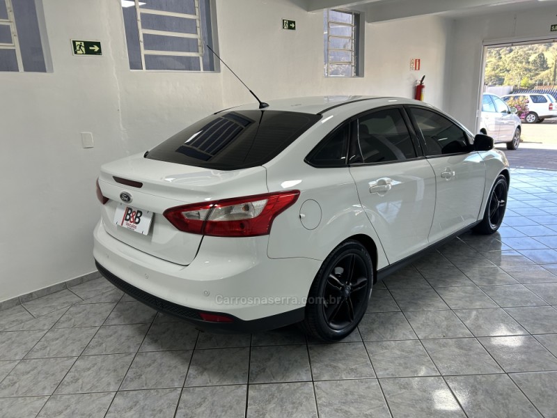 FOCUS 2.0 SE PLUS 16V FLEX 4P AUTOMÁTICO - 2015 - NOVA PRATA