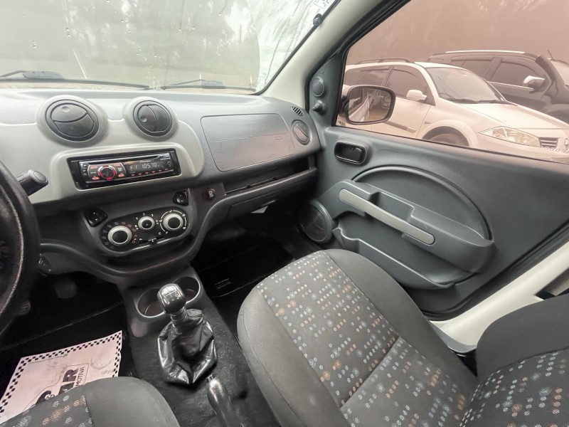 UNO 1.0 EVO VIVACE 8V FLEX 4P MANUAL - 2015 - NOVA PETRóPOLIS