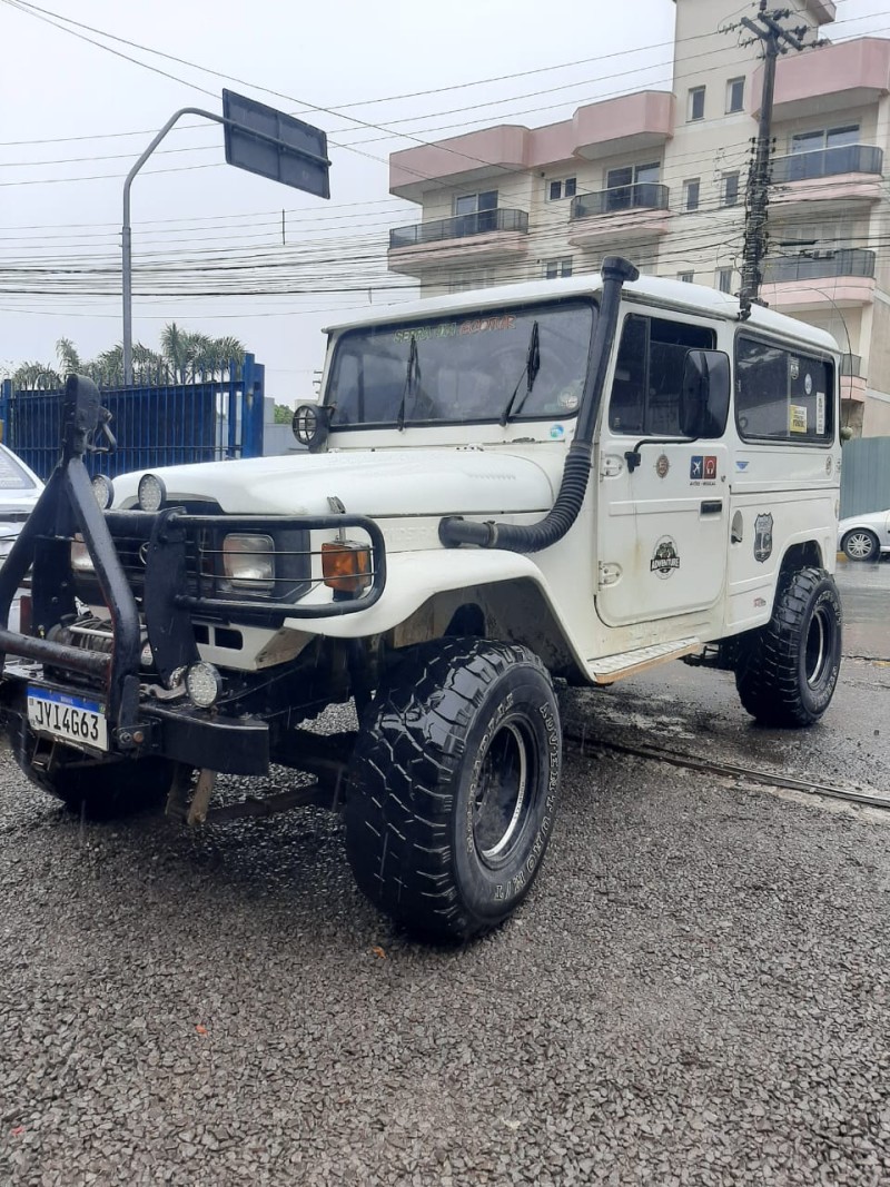 BANDEIRANTE 3.7 BJ50LV-B 4X4 CHASSI LONGO DIESEL 2P MANUAL - 1996 - FARROUPILHA