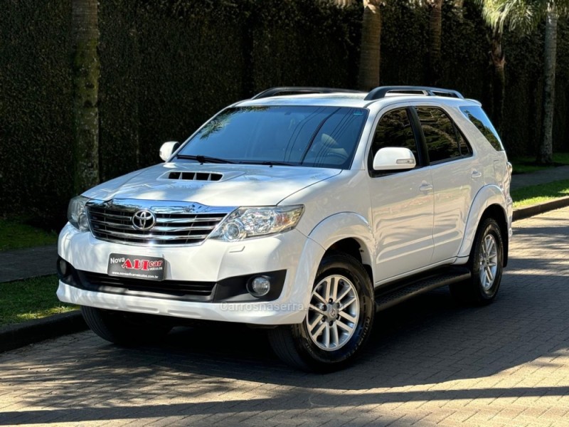 HILUX SW4 3.0 SRV 4X4 7 LUGARES 16V TURBO INTERCOOLER DIESEL 4P AUTOMÁTICO - 2013 - CAXIAS DO SUL