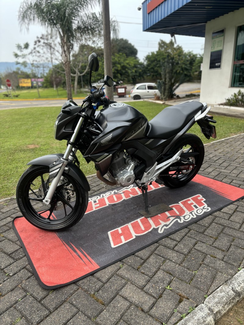 CB 250F TWISTER ABS - 2022 - FELIZ