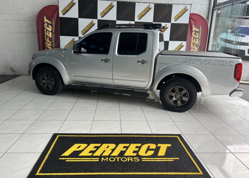 FRONTIER 2.5 SV ATTACK 4X4 CD TURBO ELETRONIC DIESEL 4P AUTOMÁTICO - 2015 - PORTãO