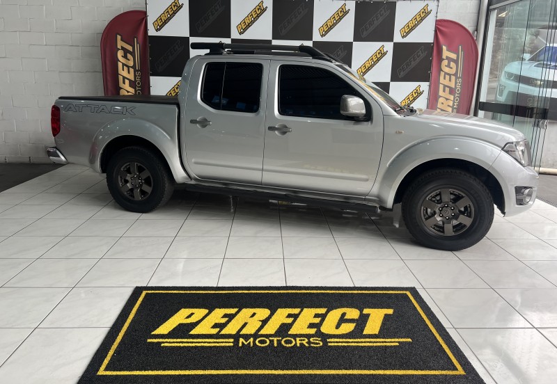 FRONTIER 2.5 SV ATTACK 4X4 CD TURBO ELETRONIC DIESEL 4P AUTOMÁTICO - 2015 - PORTãO