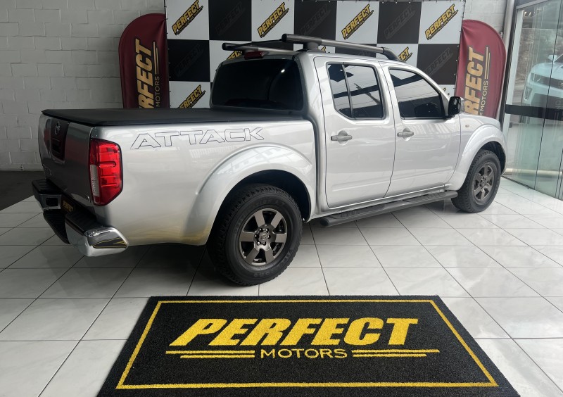 FRONTIER 2.5 SV ATTACK 4X4 CD TURBO ELETRONIC DIESEL 4P AUTOMÁTICO - 2015 - PORTãO