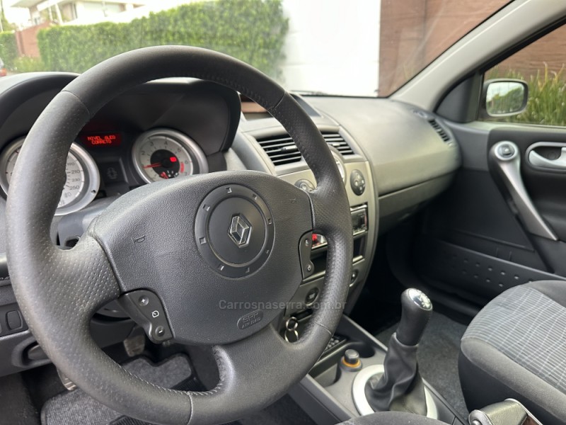 MÉGANE 1.6 DYNAMIQUE GRAND TOUR 16V FLEX 4P MANUAL - 2011 - SãO LEOPOLDO