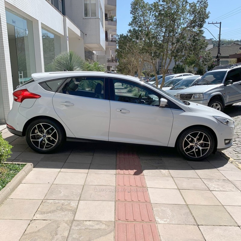 FOCUS 2.0 TITANIUM PLUS HATCH 16V FLEX 4P AUTO - 2017 - FLORES DA CUNHA