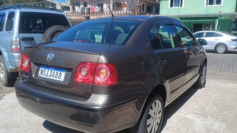 POLO SEDAN 1.6 MI COMFORTLINE 8V FLEX 4P MANUAL - 2010 - CAXIAS DO SUL