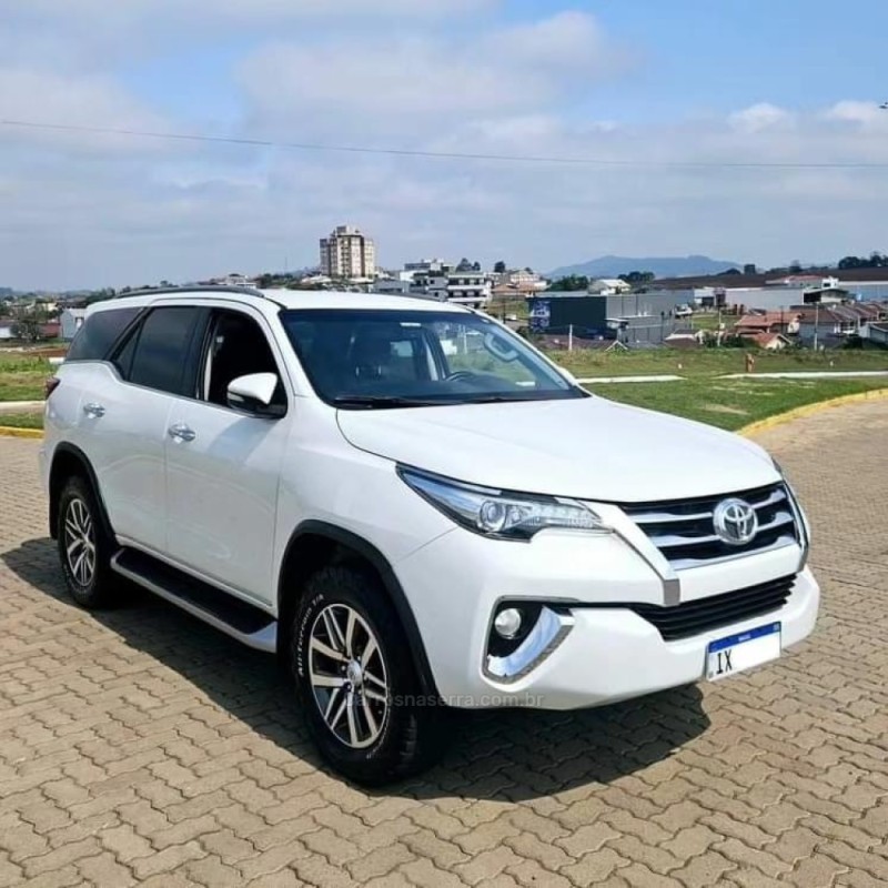 HILUX SW4 2.8 SRX 4X4 7 LUGARES 16V TURBO INTERCOOLER DIESEL 4P AUTOMÁTICO - 2016 - LAJEADO