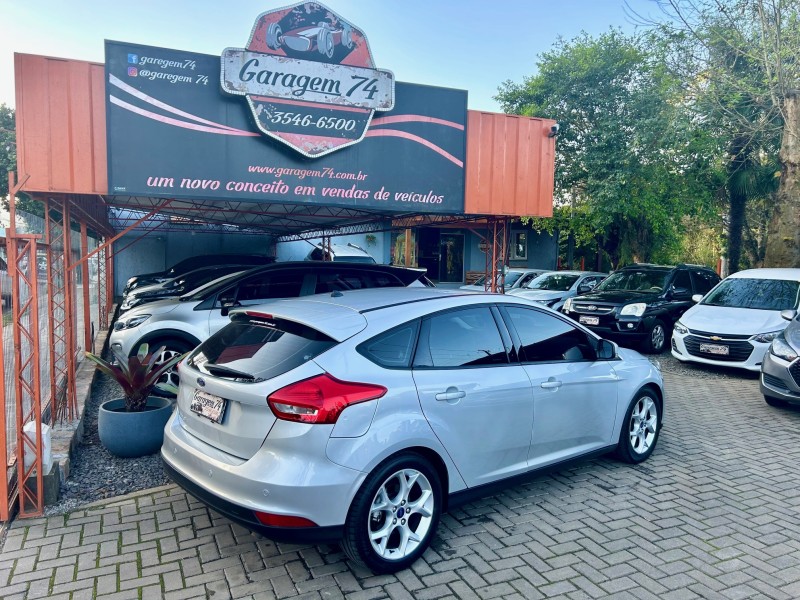 FOCUS 2.0 SE HATCH 16V FLEX 4P AUTO - 2018 - TRêS COROAS