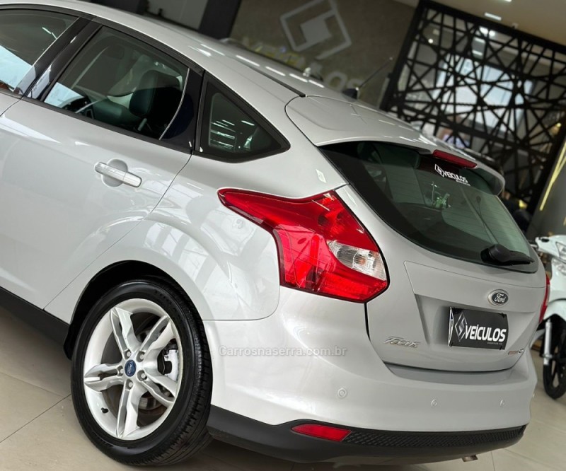 FOCUS 2.0 SE HATCH 16V FLEX 4P AUTO - 2015 - ENCANTADO