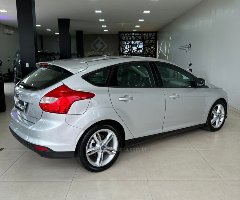 FOCUS 2.0 SE HATCH 16V FLEX 4P AUTO - 2015 - ENCANTADO