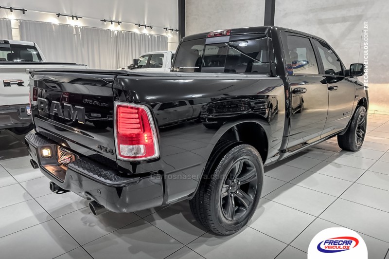 CLASSIC 5.7 V8 GASOLINA LARAMIE NIGHT EDITION CD 4X4 AUTOMÁTICO - 2022 - SARANDI