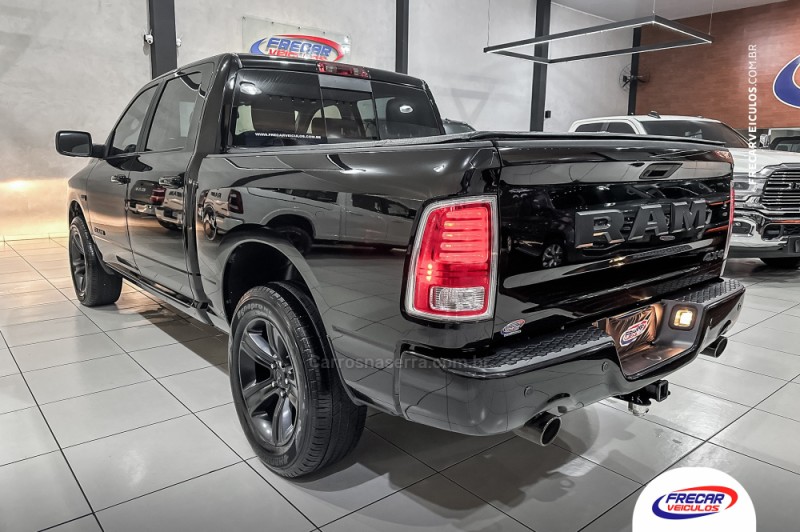 CLASSIC 5.7 V8 GASOLINA LARAMIE NIGHT EDITION CD 4X4 AUTOMÁTICO - 2022 - SARANDI