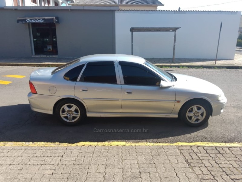 VECTRA 2.2 MPFI EXPRESSION 8V GASOLINA 4P MANUAL - 2002 - CAXIAS DO SUL