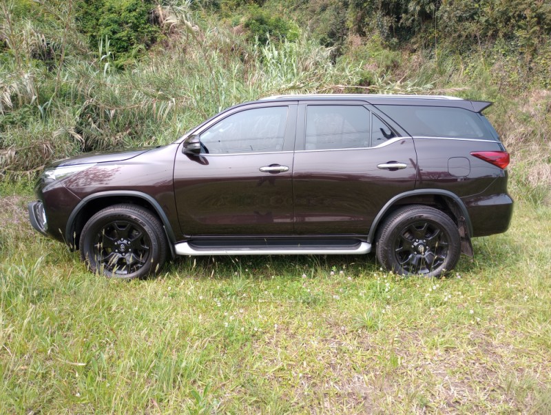 HILUX SW4 2.8 4X4 SRX PLATINUM TURBO 7 LUGARES DIESEL 4P AUTOMÁTICO