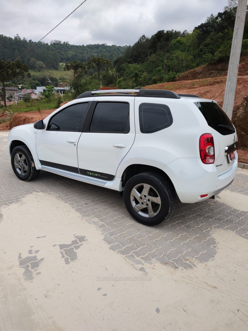 DUSTER 2.0 DYNAMIQUE 4X2 16V FLEX 4P MANUAL - 2014 - TRêS COROAS