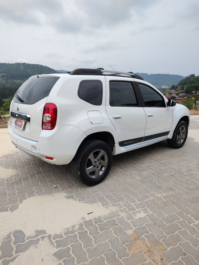 DUSTER 2.0 DYNAMIQUE 4X2 16V FLEX 4P MANUAL - 2014 - TRêS COROAS