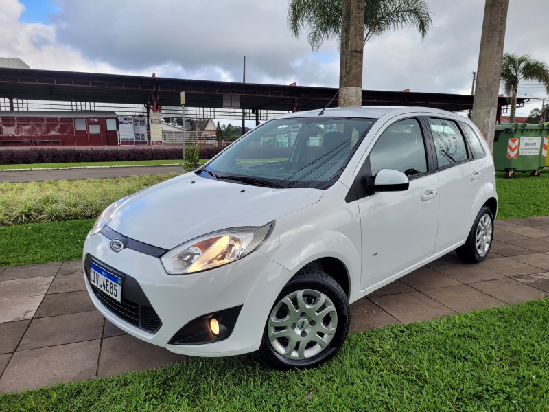 FIESTA 1.6 ROCAM SE 8V FLEX 4P MANUAL - 2014 - CARLOS BARBOSA