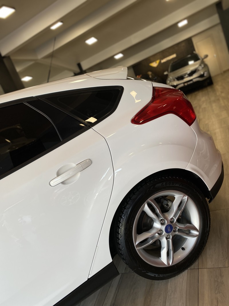 FOCUS 2.0 SE HATCH 16V FLEX 4P AUTO - 2015 - CAXIAS DO SUL