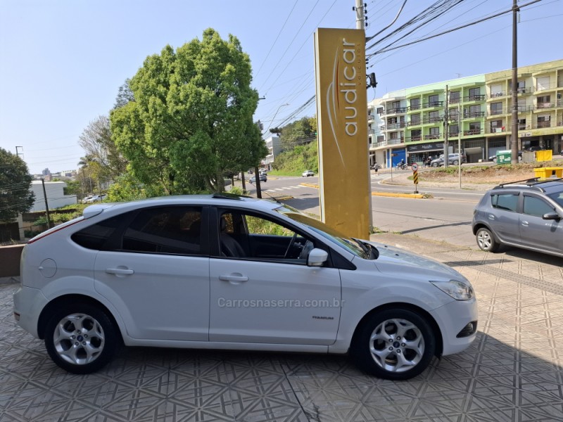 focus 2.0 titanium hatch 16v flex 4p automatico 2012 caxias do sul