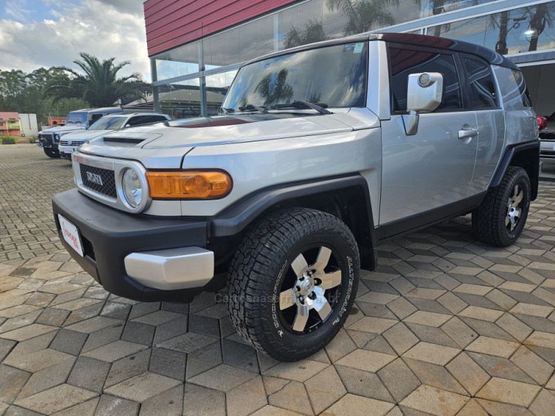 FJCRUISER 4.0 4X4 V6 24V GASOLINA 4P AUTOMÁTICO - 2007 - BOM PRINCíPIO