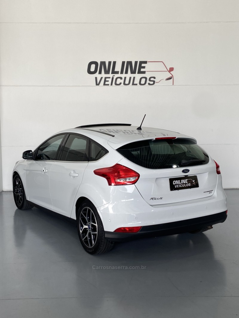 FOCUS 2.0 TITANIUM PLUS FASTBACK 16V FLEX 4P AUTOMÁTICO - 2017 - FARROUPILHA