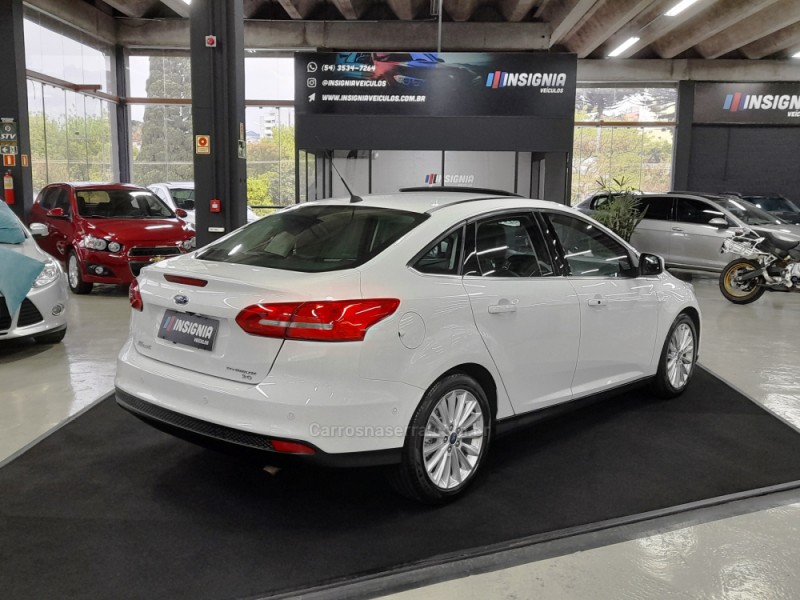 FOCUS 2.0 TITANIUM PLUS FASTBACK 16V FLEX 4P AUTOMÁTICO - 2016 - CAXIAS DO SUL