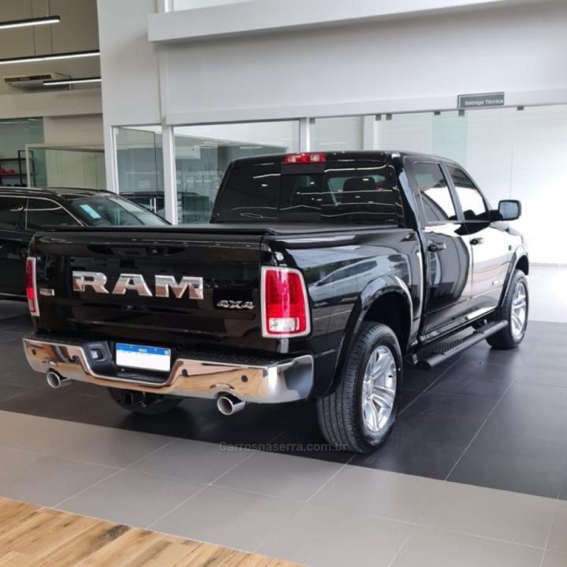 CLASSIC 5.7 LARAMIE V8 HEMI 4P GASOLINA AUTOMÁTICA - 2023 - LAGOA VERMELHA